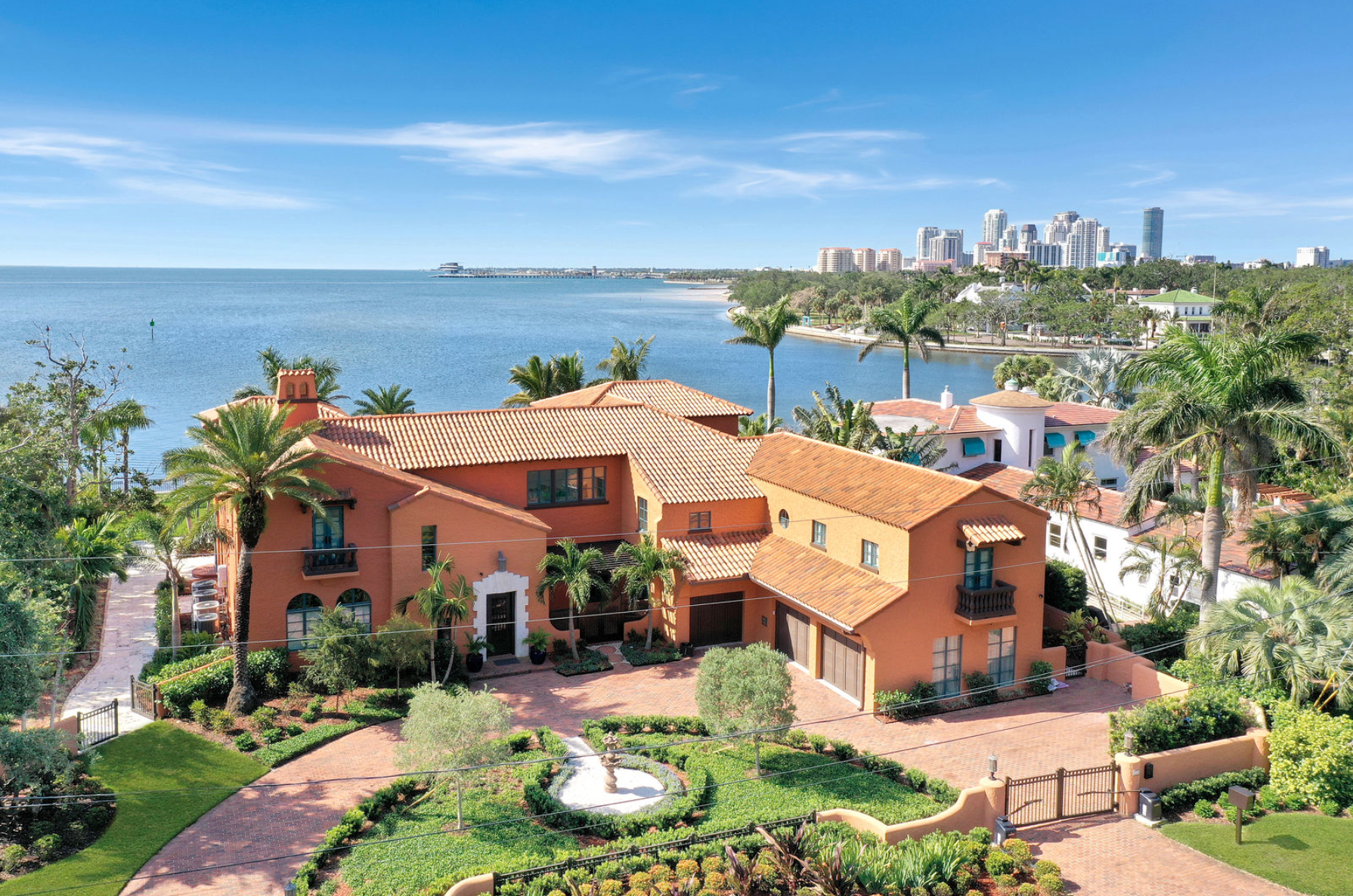 Landmark Beauty On Tampa Bay With Skyline Views Of Downtown St. Petersburg