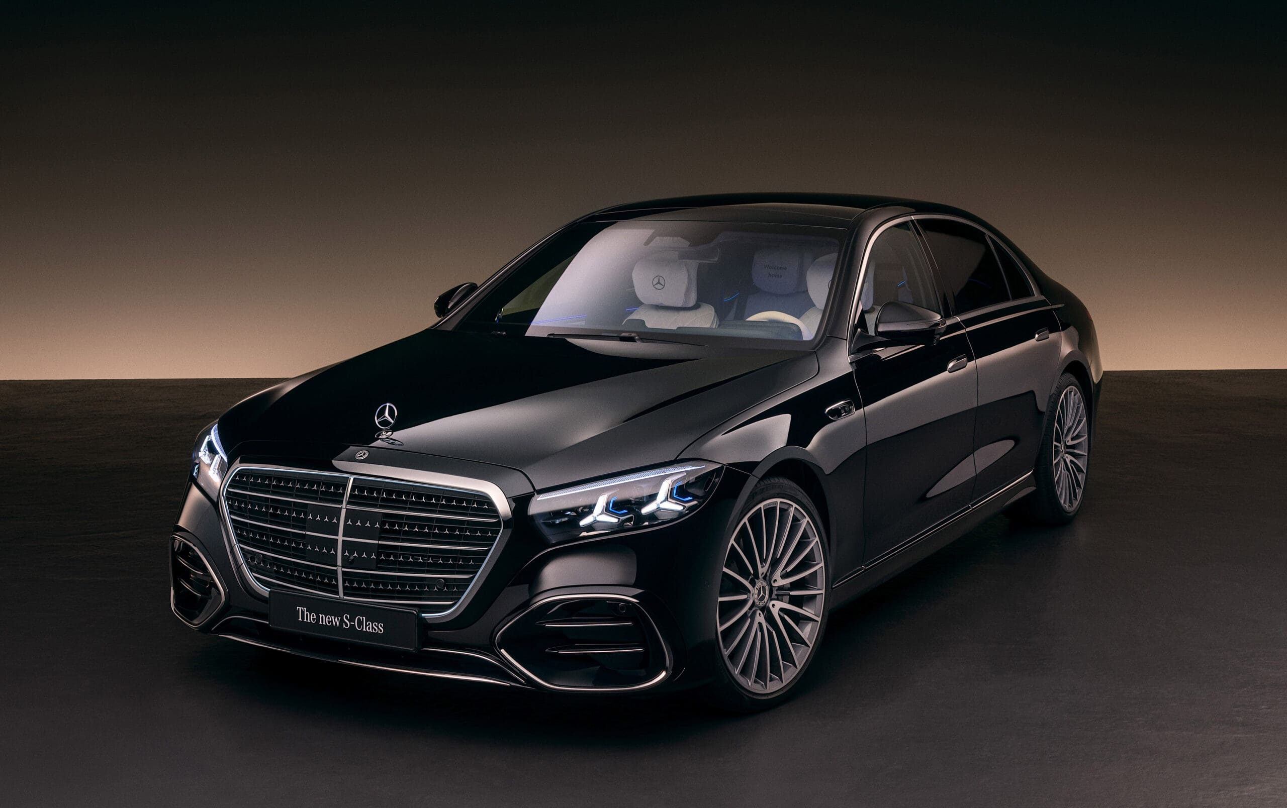 Die neue S-Klasse. Stuttgart, 2026.
Lackfarbe: MANUFAKTUR black sparkling
Exterieur: AMG Line
Interieur: MANUFAKTUR tiefweiß / schwarz; Exklusiv-Paket
The new S-Class. Stuttgart, 2026.
Exterior colour: MANUFAKTUR black sparkling
Exterior: AMG Line
Interior: MANUFAKTUR deep white/black; Exclusive Package