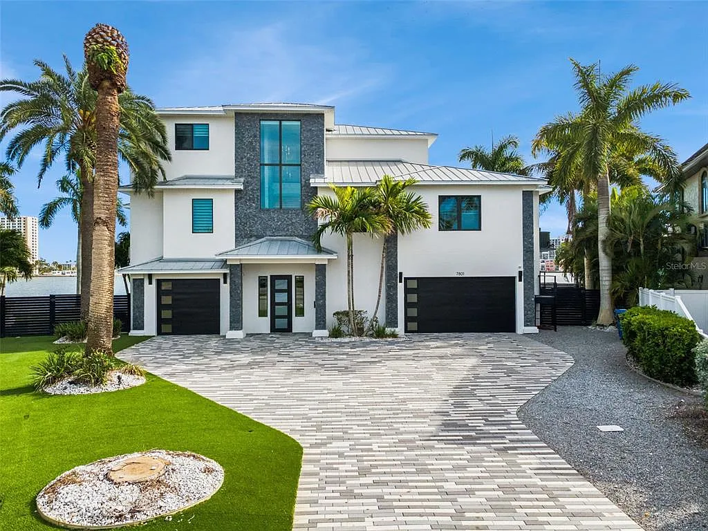Waterfront Luxury in Yacht Club Estates