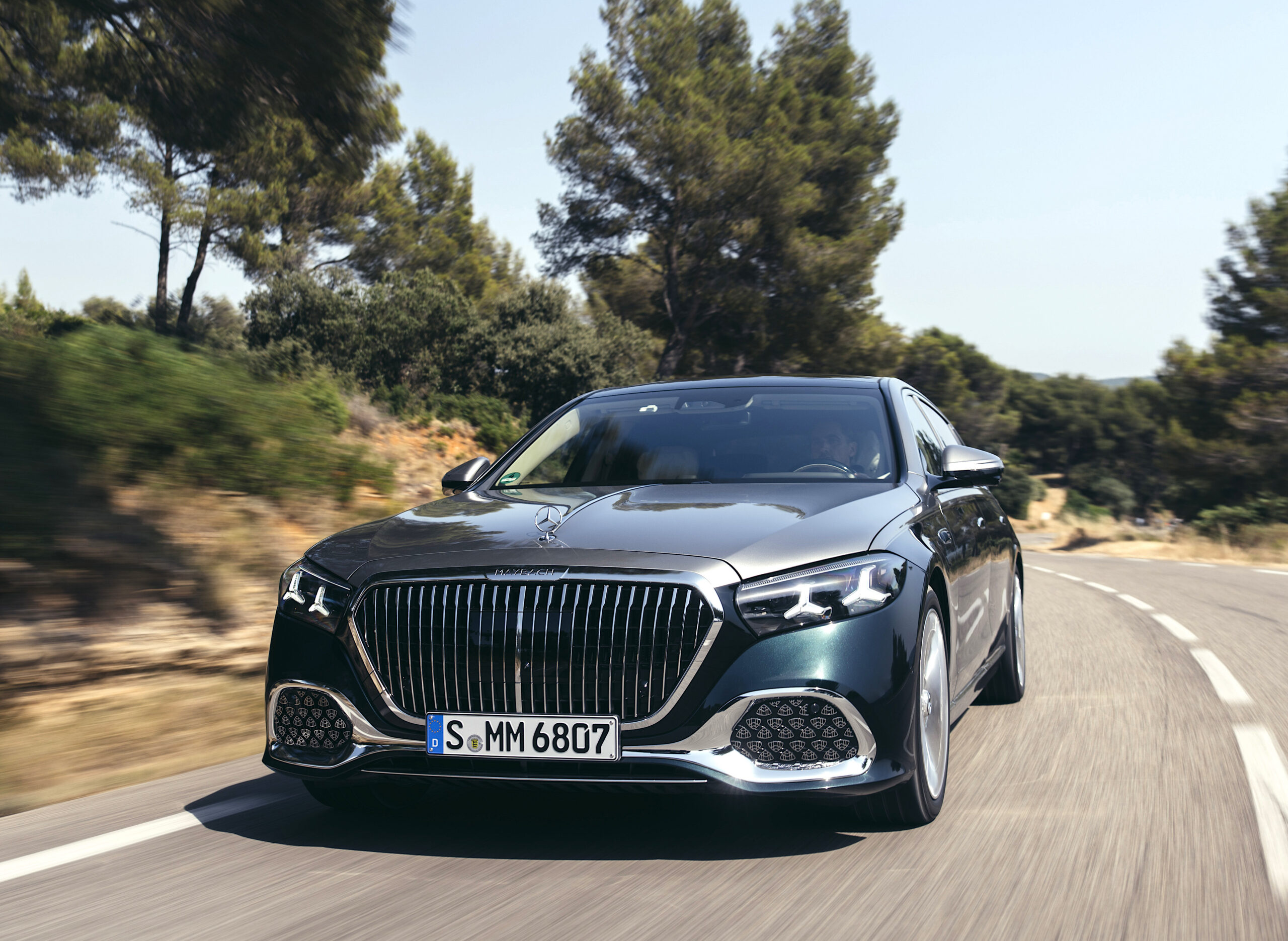 Deutsch:
Mercedes-Maybach S 680
smaragdgrün/mojavsilber
Leder Exklusiv Nappa Maybach macchiatobeige / bronzebraun pearl
Mercedes-Maybach S 680 | Energieverbrauch kombiniert: 11,7-11,0 l/100 km | CO₂-Emissionen kombiniert: 267-251 g/km | CO₂-Klasse: G
 
Englisch:
Mercedes-Maybach S 680
Emerald green/Mojave silver
Maybach Exclusive Nappa Leather Macchiato beige / Bonze brown pearl
Mercedes-Maybach S 680 | combined energy consumption: 11.7-11.0 l/100 km | combined CO₂ emissions: 267-251 g/km | CO₂ class: G